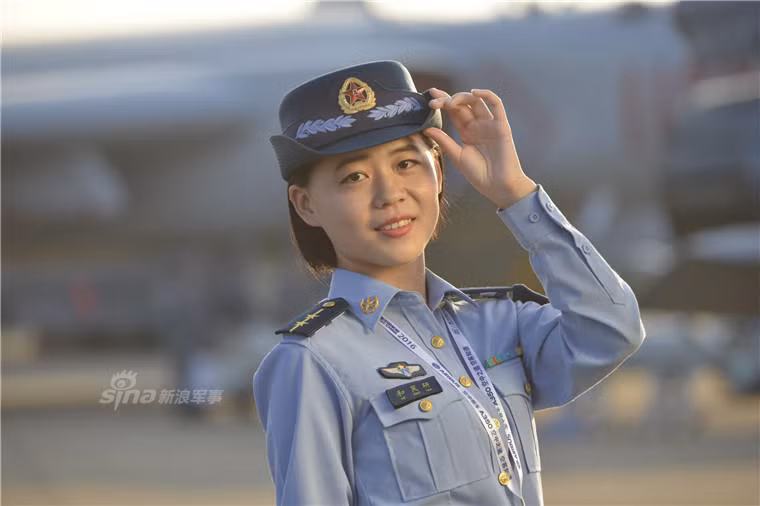 Các hướng dẫn viên đã góp phần làm nên thành công cho đợt triển lãm lớn nhất từ trước đến nay tại Trung Quốc. Ảnh: Sina