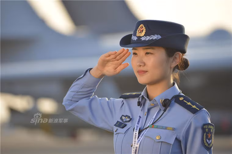 Nữ quân nhân xinh đẹp nghiêm trang trong tư thế chào cờ. Ảnh: Sina