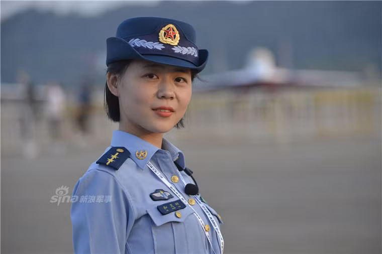 7 nữ học viên xinh đẹp và tài giỏi được tuyển chọn từ hệ thống các trường đào tạo của không quân Trung Quốc trên khắp đất nước. Ảnh: Sina