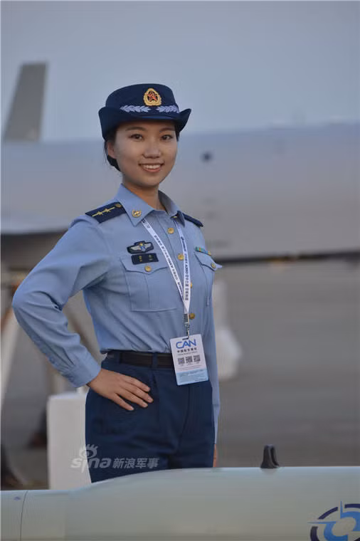 Đoàn các nữ hướng dẫn viên gồm 7 người, trong đó có 2 sinh viên đại học và 5 học viên cao học. Ảnh: Sina