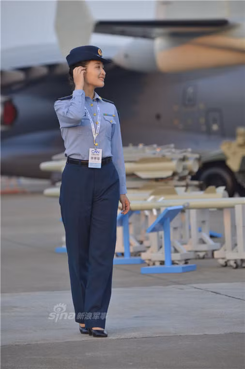 Mang trên mình bộ quân phục không quân Trung Quốc, song điều đó cũng không làm mất đi nét duyên dáng và quyến rũ của họ. Ảnh: Sina