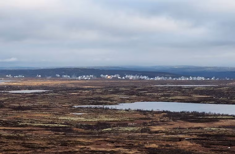 Mở đầu là màn áp chế lực lượng tấn công của đối phương của các đơn vị pháo binh với pháo tự hành và tổ hợp pháo phản lực phóng loạt. Nguồn ảnh: Bộ Quốc phòng Nga.