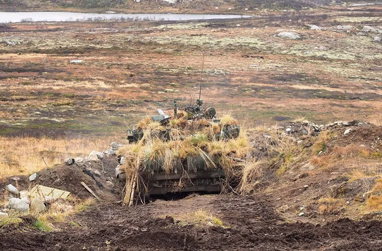 Trang bị ở phòng tuyến của bộ binh cơ giới Nga khá mạnh với sự tham chiến của xe tăng chiến đấu chủ lực T-72B3, các loại pháo cối tự hành, tổ hợp tên lửa phòng không 9K35 Strela-10 và tổ hợp tên lửa – pháo phòng không 2K22 Tunguska cùng nhiều trang thiết bị quân sự khác. Nguồn ảnh: Bộ Quốc phòng Nga.