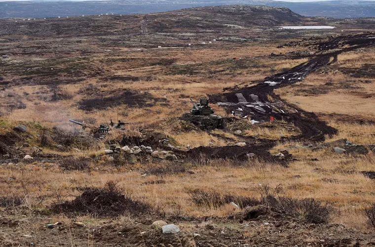 Theo Bộ Quốc phòng Nga, các đơn vị bộ binh cơ giới và một phần Hạm đội Biển Bắc Nga đóng tại Pechenga thuộc vùng Murmansk vừa có đợt diễn tập hiệp đồng tác chiến chung. Đây là một phần trong kế hoạch huấn luyện diễn tập sẵn sằng chiến đấu cuối năm 2016 của các đơn vị Quân đội Nga được triển khai tại đây. Nguồn ảnh: Bộ Quốc phòng Nga.