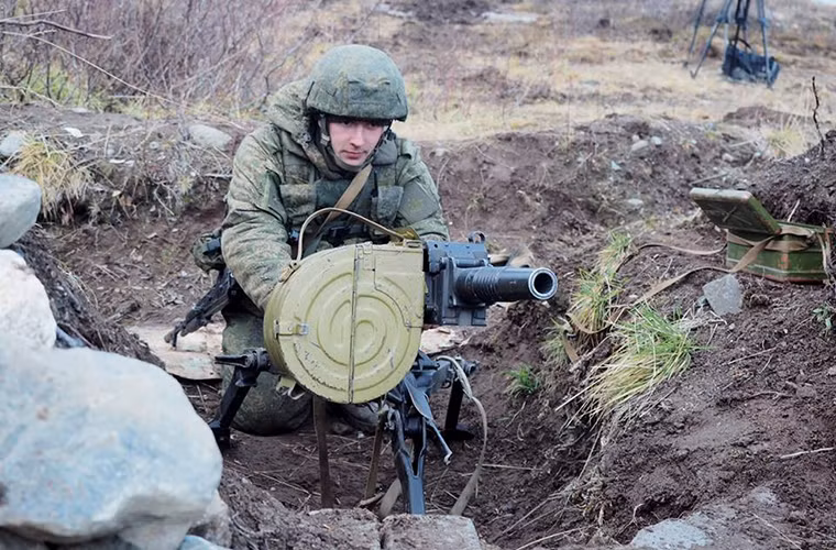 Trong ảnh là vị trí phòng thủ của bộ binh với súng phóng lựu tự động AGS-17 30mm vũ khí chuyên dụng chống lại chiến thuật biển người hoặc sử dụng để phòng thủ cứ điểm. Nguồn ảnh: Bộ Quốc phòng Nga.