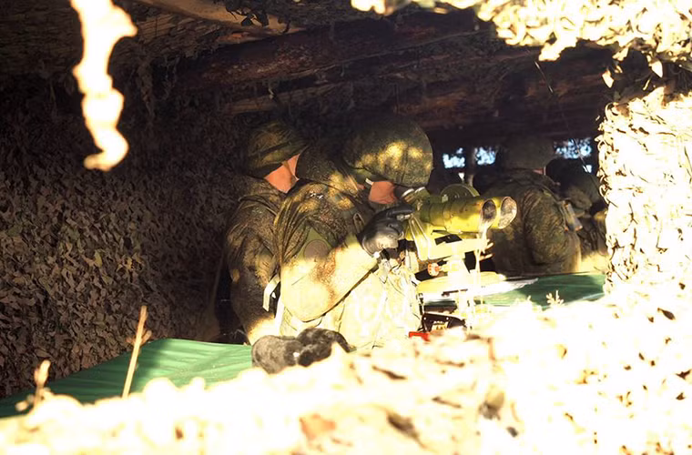 Theo nội dung diễn tập được Bộ Quốc phòng Nga công bố, các đơn vị bộ binh cơ giới sẽ có nhiệm vụ phòng thủ còn lực lượng lính thủy đánh bộ sẽ đảm nhận nhiệm vụ phản công và cả hai đều có sự hỗ trợ của các đơn vị cơ giới. Nguồn ảnh: Bộ Quốc phòng Nga.