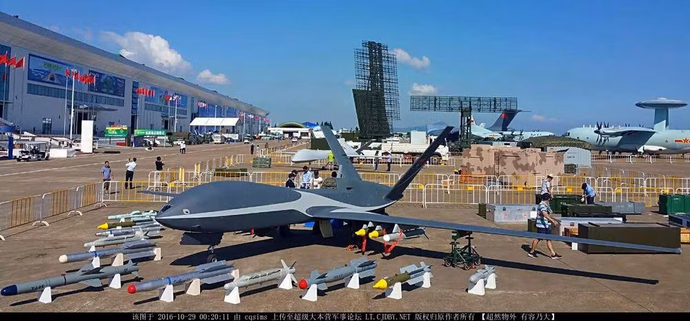 Khu vực trưng bày của Cloud Shadow nổi bật với hàng loạt vũ khí trang bị đi kèm. Tuy nhiên, chưa có khách hàng nào bày tỏ sự quan tâm đến loại máy bay không người lái này. Ảnh: CJDBY