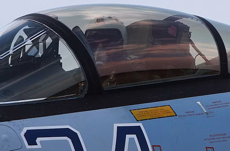 Phi công Su-35 của trung đoàn 22 ra hiệu sẵn sàng cất cánh với đội hổ trợ mặt đất. Nguồn ảnh: Bộ Quốc phòng Nga