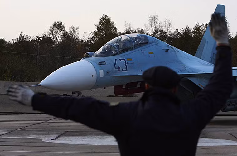 Buổi huấn luyện trên còn có sự tham gia của những chiếc Su-30M2 với vai trò “quân xanh”. Nguồn ảnh: Bộ Quốc phòng Nga