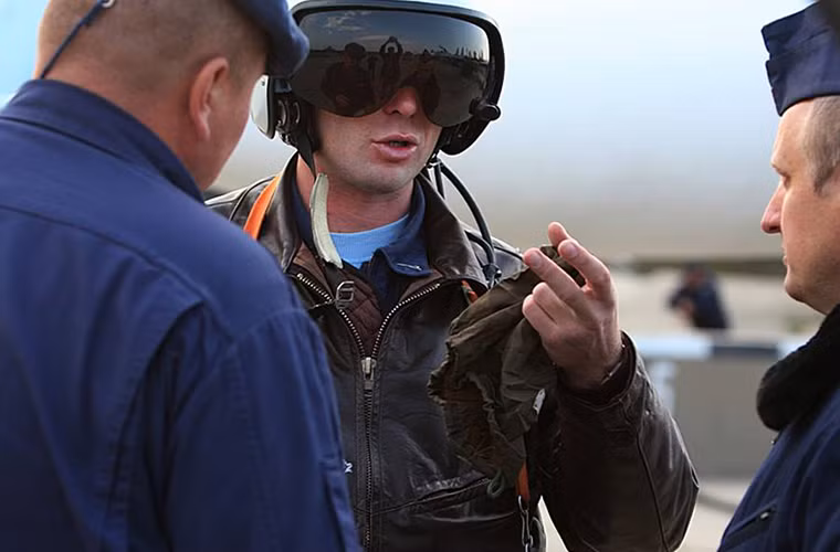 Phi công Su-35 trao đổi với tổ hổ trợ mặt đất sau khi kết thúc chuyến bay của mình. Nguồn ảnh: Bộ Quốc phòng Nga