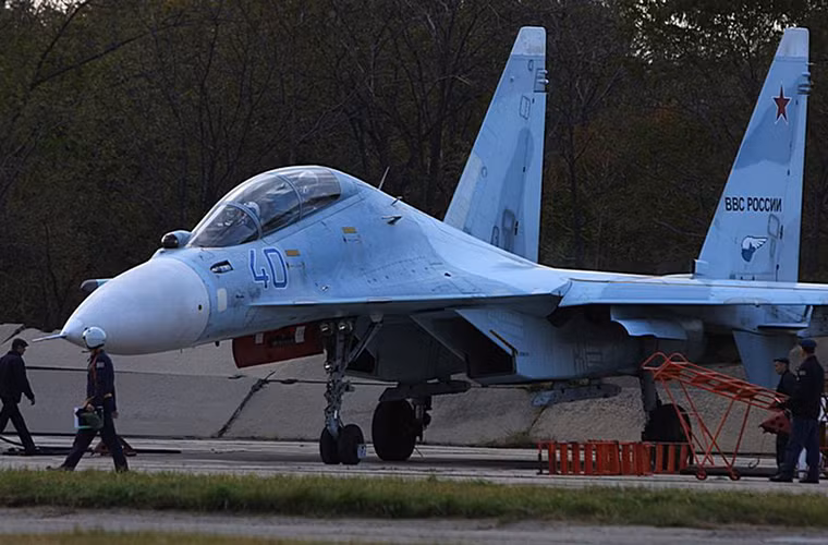 Trung đoàn 22 đưa vào trang bị Su-35 vào đầu năm 2016 với nhiệm vụ chính là huấn luyện đào tạo chuyển loại các dòng chiến đấu cơ hiện đại cho Không quân Nga. Trọng tâm của chương trình đào tạo này vẫn là các dòng chiến đấu cơ như Su-35 hay MiG-31BM. Nguồn ảnh: Bộ Quốc phòng Nga