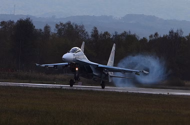 Một chiếc Su-35 hạ cánh sau khi kết thúc ngày huấn luyện. Nguồn ảnh: Bộ Quốc phòng Nga