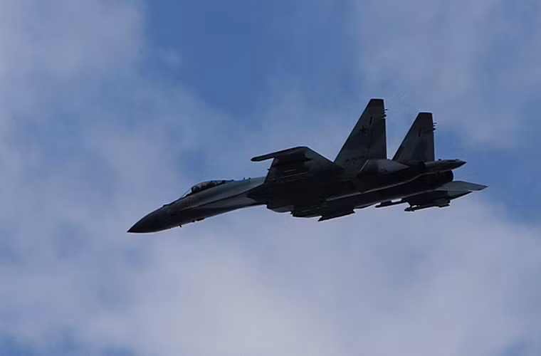 Nội dung chính của đợt huấn luyện này là phi đội Su-35 của Nga phải làm chủ hoàn toàn vùng trời trên không thuộc trung tâm huấn luyện không quân “Thung lũng vàng”, phát hiện và tiêu diệt các nhóm máy bay đối phương xâm phạm khu vực này và tiến hành đáp trả khi bị đối phương gây hấn. Nguồn ảnh: Bộ Quốc phòng Nga