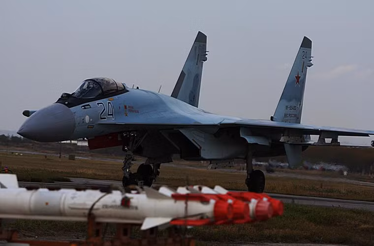 Trong ảnh là một chiếc tiêm kích đa năng Su-35 và dàn tên lửa không đối không tầm ngắn R-60 phục vụ cho nhiệm vụ huấn luyện không chiến. Nguồn ảnh: Bộ Quốc phòng Nga