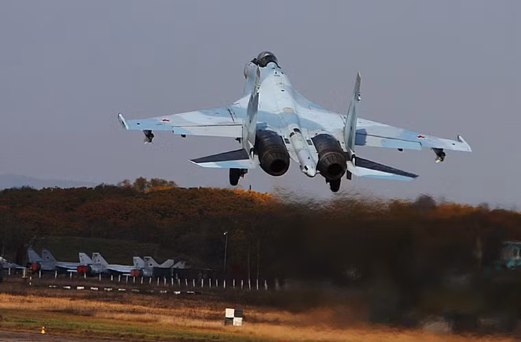 Một trong những bài huấn luyện quan trọng của phi đội Su-35 thuộc trung đoàn 22 hôm nay chính là không chiến với tên lửa không đối không. Đợt huấn luyện này sẽ giúp các phi công Su-35 nâng cao khả năng tác chiến có thêm kinh nghiệm trong các tình huống không chiến. Nguồn ảnh: Bộ Quốc phòng Nga
