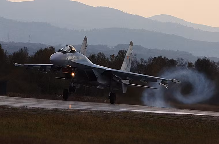 Trong suốt buổi huấn luyện các phi công Su-35 sẽ phải thực hiện các bài bay theo cấp độ khó dần từ đơn giản tới phức tạp bao gồm cả việc tham gia một trận không chiến trên biển hoặc chiến đấu ở độ cao dưới 10.000m đổ xuống. Nguồn ảnh: Bộ Quốc phòng Nga