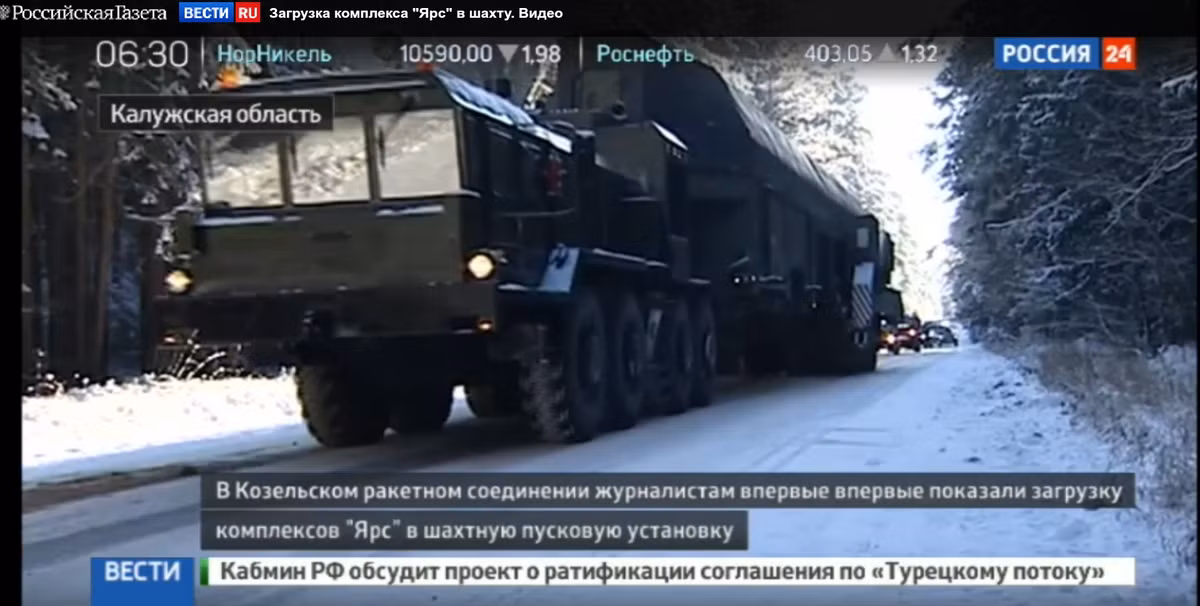 Hãng tinVesti của Nga hôm 15/12 đã đăng tải một phóng sự về hoạt động của Sư đoàn tên lửa chiến lược Kozelsk đóng quân tại tỉnh Kaluga xuất hiện những hình ảnh của tổ hợp tên lửa đạn đạo RS-24 Yars triển khai trong các giếng phóng trên mặt đất. Nguồn ảnh: Vesti