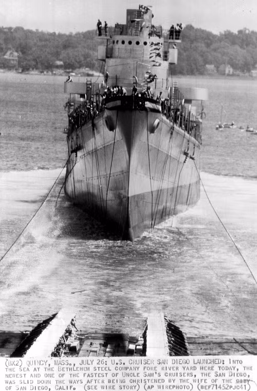 Tuần dương hạm USS San Diego được khởi đóng tại nhà máy đóng tàu Bethlehem Steel ở Quincy, Massachusetts vào ngày 27/3/1940 đến đầu năm 1941 nó được hạ thủy. Nó là tàu số 3 trong tổng số 8 tàu lớp Atlanta được đóng mới cho Hải quân Mỹ từ năm 1940-1942. Tuy nhiên vào thời điểm đó không ai nghĩ USS San Diego sẽ là tàu chiến vĩ đại nhất của Hải quân Mỹ trong CTTG 2. Nguồn ảnh: Navsource.