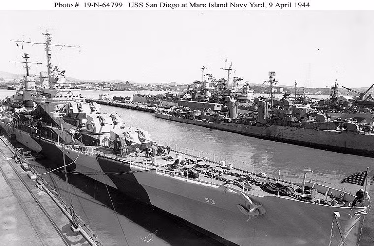Tàu chiến USS San Diego tham gia hầu hết mọi trận chiến của Hải quân Mỹ ở Mặt trận Thái Bình Dương trừ trận Midway. Nó đóng vai trò hộ vệ và phòng không hạm đội trong các biên đội tàu sân bay của Mỹ hoạt động tại Thái Bình Dương từ năm 1942 trong bối cảnh Hải quân Nhật Bản luôn tìm cách đánh chặn các tàu sân bay Mỹ từ xa bằng các máy bay tiêm kích lẫn đánh bom cảm tử. Nguồn ảnh: Navsource.