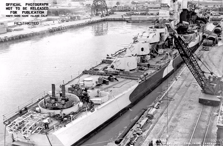 Tuy nhiên để giảm tải tối đa trọng lượng của con tàu phần giáp hai bên thân và tháp pháo khá mỏng của USS San Diego khá mỏng với 95mm tối đa ở hai bên thân, 32mm ở boong tàu và chỉ 32mm ở tháp pháo. Chính lớp vỏ mỏng này đã khiến hai chiếc lớp Atlanta đầu tiên là Atlanta và Juneau bị đánh chìm trong trận hải chiến Guadalcanal. Nguồn ảnh: Navsource.