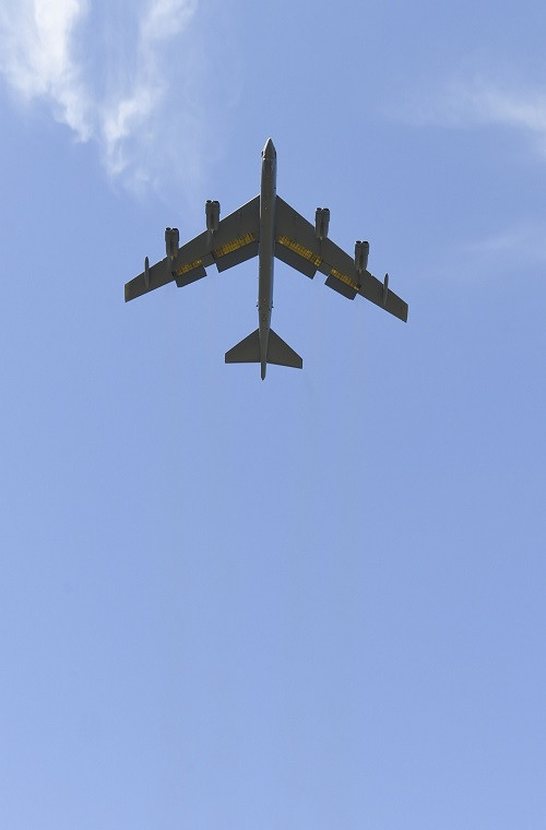 Trong ảnh là chiếc B-52H “Ghost Rider” cất cánh trở lại bầu trời sau 6 năm bị bỏ hoang.