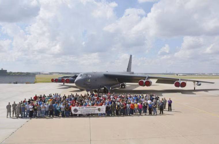 Theo tạp chí quân sự Jane’s, Không quân Mỹ đã chính thức đưa vào lại biên chế một chiếc máy bay ném bom B-52H sau sáu năm được niêm cất tại căn cứ không quân Davis-Monthan ở Arizona hay còn được biết tới với cái tên nghĩa địa máy bay.