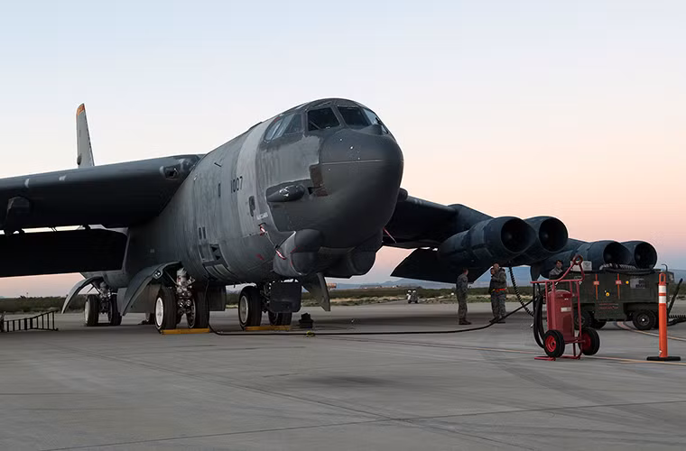 Ở thời kỳ đỉnh cao của mình phi đội B-52 của Mỹ lên tới 744 chiếc nhưng sau Chiến tranh Lạnh con số này chỉ còn 76 chiếc theo Hiệp ước cắt giảm vũ khí chiến lược ký với Nga. Biến thể hiện đại nhất của B-52 hiện nay vẫn là B-52H.