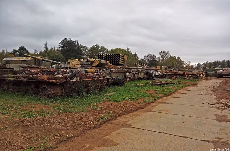 Lana_Sator một nhiếp ảnh gia và bloger người Nga vừa cho đăng tải phóng sự ảnh hiếm có về nghĩa địa xe tăng tại Bảo tàng xe tăng Kubinka - bảo tàng xe tăng lớn nhất nước Nga và đứng top đầu trên thế giới. Đây là nơi tập trung bộ sưu tập cực lớn các thiết kế xe tăng kể từ đầu thế kỷ 20 tới nay. Nguồn ảnh: Lana_Sator