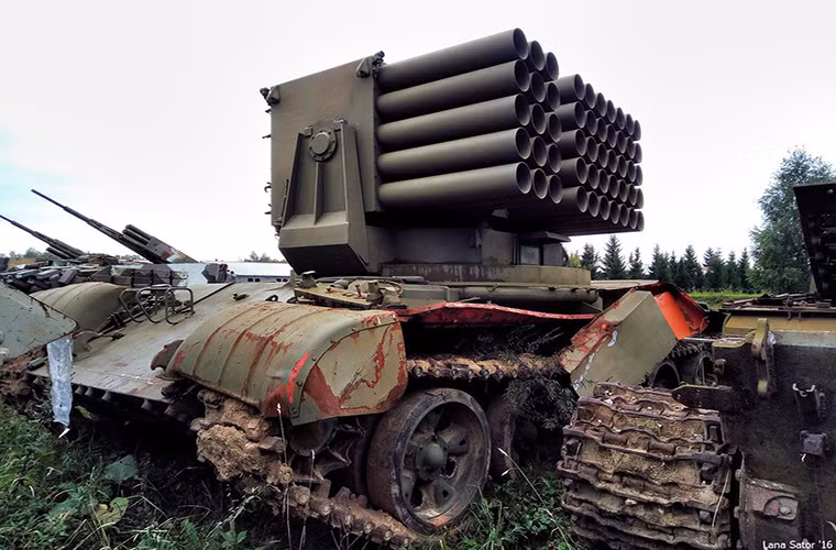 Nguyên mẫu pháo phản lực phóng loạt được đặt trên khung gầm một chiếc T-62. Nguồn ảnh: Lana_Sator