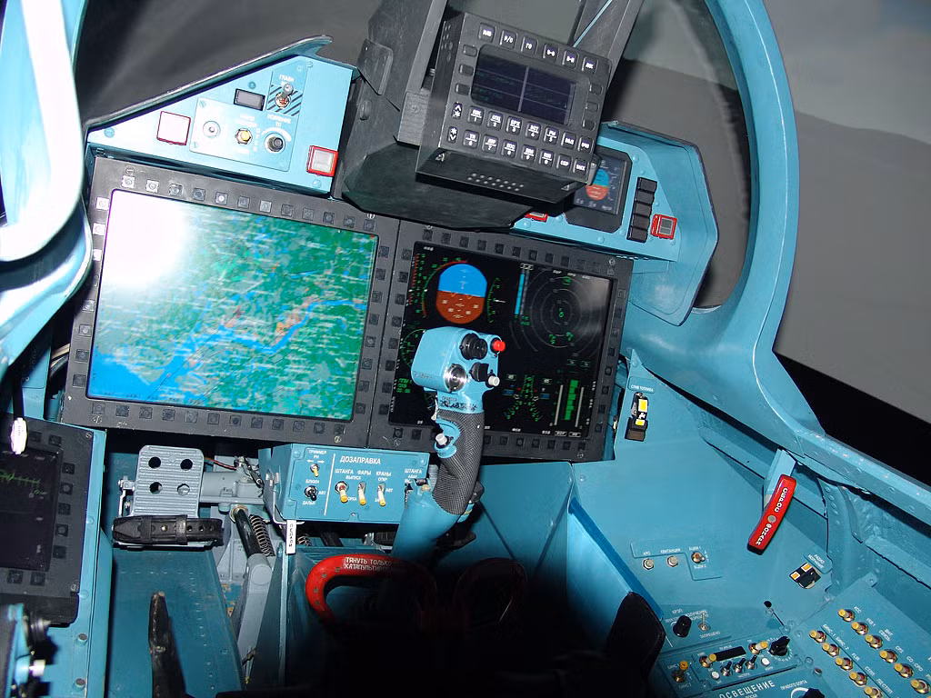 4. Trong buồng lái của Su-35 không còn các thiết bị analog. Buồng lái của Su-35 tương tự như buồng lái của máy bay chiến đấu thế hệ thứ năm. Không giống như Su-27, buồng lái của Su-35 không còn các đồng hồ chỉ số với các mũi tên. Thay vào đó, hai màn hình màu LCD lớn, trên đó hiển thị tất cả các thông tin cần thiết cho phi công. Nguồn ảnh: rostec.ru