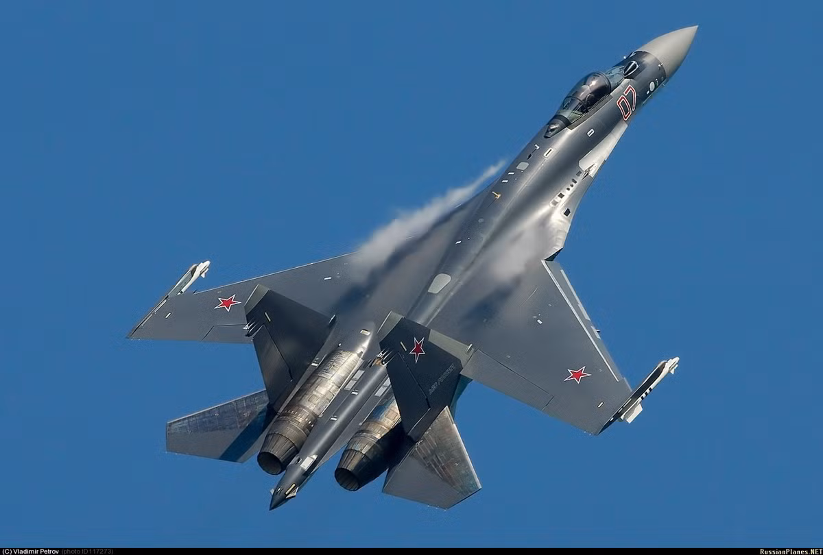 Trong thực tế, điều này có nghĩa là vai trò của phi công trở nên ít đi: các máy tính sẽ quyết định, máy bay sẽ tăng tốc như thế nào đến mục tiêu và ở thời điểm nào cho phép phi công có thể sử dụng vũ khí. Có nghĩa là máy bay sẽ gánh một phần phức tạp ở các chế độ bay, ví dụ, bay ở độ cao thấp với địa hình mấp mô. Nguồn ảnh: rostec.ru