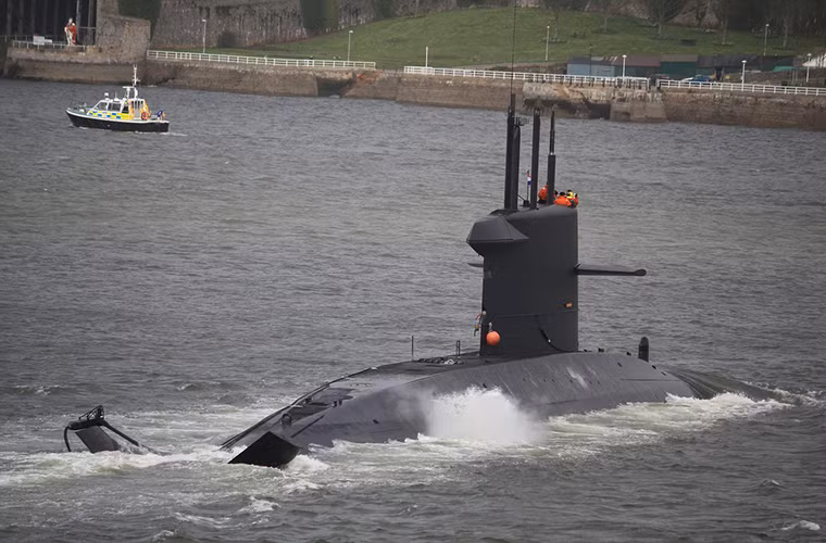 Từ năm 2014 Bộ Quốc phòng Hà Lan đã lên kế hoạch cho lớp tàu ngầm Walrus nghỉ hưu và đưa vào trang bị lớp tàu ngầm mới trước năm 2025. Tuy nhiên trong bối cảnh hiện tại điều này khó có thể xảy khi NATO đang tăng cường khả năng tác chiến dưới nước hơn bao giờ hết. Nguồn ảnh: Wrightys Warships.