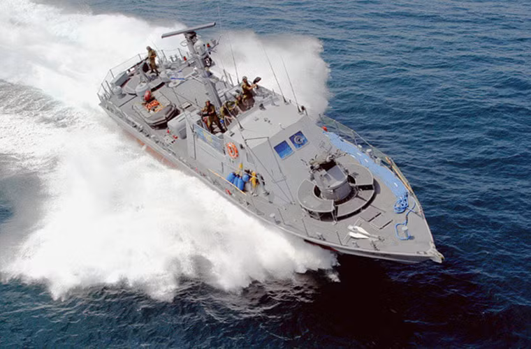 Mỗi tàu Super Dvora Mk III có thể chở theo tối đa 12 thủy thủ với tầm hoạt động hiệu quả hơn 1.000km, nó thích hợp với các hoạt động tuần tra gần bờ hoặc bảo vệ các khu vực bến cảng hơn là tuần tra ven biển.