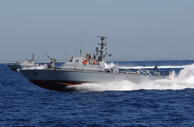 Tàu tấn công nhanh Super Dvora Mk III có lượng giãn nước tối đa 60 tấn, dài hơn 27m. Nó được trang bị hai động cơ diesel Detroit MTU 12V-4000 có công suất 4.175 mã lực cho phép tàu di chuyển với vận tốc tối đa 45 hải lý/giờ.