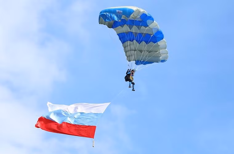 Màn trình diễn với dù lượn trên không tại Chelyabinsk.