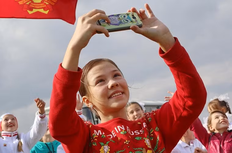 Hình ảnh cư dân Chelyabinsk tham gia lễ kỷ niệm tại trung tâm Chelyabinsk.