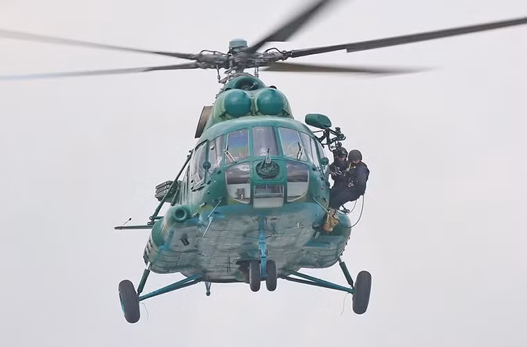 Lực lượng đặc nhiệm tác chiến đổ bộ trên không từ Mi-8T.