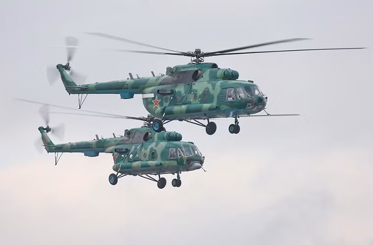 Tiếp đó là màn trình diễn của những chiếc trực thăng vận tải Mi-8T với các đơn vị đặc nhiệm thuộc Không quân Nga.