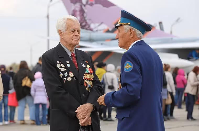 Hình ảnh hai cựu chiến binh Không quân Nga từng phục vụ tại Chelyabinsk trong buổi lễ kỷ niệm 80 ngôi trường từng đạo tạo ra mình, nhiều người cùng niên khóa với họ không còn cơ hội được chứng kiến ngày này.