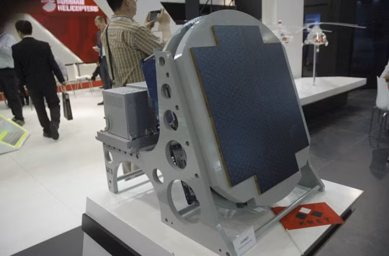 Cận cảnh tổ hợp radar mảng pha Zhuk-AME đươc KRET giới thiệu tại Chu hải. Nó được phát triển dành cho các dòng tiêm kích MiG với khả năng theo dõi đồng thời 30 mục tiêu trên không và hổ trợ tấn công 6 mục tiêu trong số đó với phạm vi hoạt động lên đến 260km. Nguồn ảnh: Russian Military