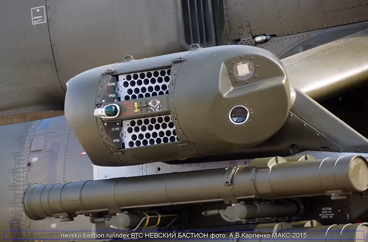 Trong ảnh là tổ hợp tác chiến điện tử President-S do KRET phát triển cũng được thiết kế dành cho một số dòng trực thăng tấn công. Nó có thể ngăn chặn hoặc vô hiệu hóa hệ thống dẫn đường của các loại tên lửa phòng không khiến nó không thể xác định được mục tiêu tự thay đổi quỹ đạo bay hay tự hủy. Nguồn ảnh: Bastion-Karpenko.