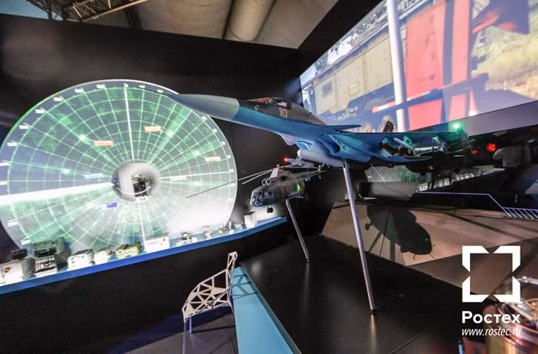 KRET mang đến triển lãm Chu Hải năm nay các dòng sản phẩm tốt nhất của mình tập trung vào các thiết bị điện tử dành cho một số dòng chiến đấu cơ như: hệ thống kiểm soát vũ khí RSUO, tổ hợp radar mảng pha Irbis-E, tổ hợp quang điện tử OEPrNK-30SM, hệ thống định vị BINS-SP2, hệ thống radar quét mảng pha điện tử Zhuk-AME cùng nhiều trang thiết bị tác chiến điện tử khác. Nguồn ảnh: Sdelanounas.