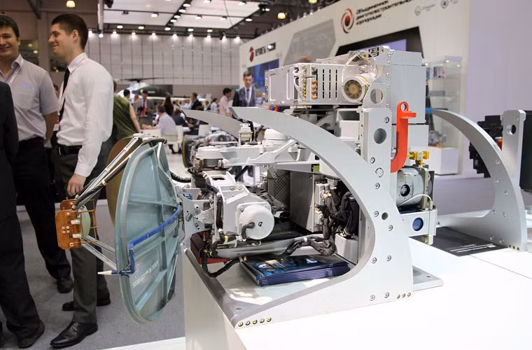 Bên cạnh các tổ hợp điện tử dành cho chiến đấu cơ, KRET còn giới thiệu cả hệ thống tác chiến điện tử dành cho một số mẫu trực thăng tấn công do công ty này phát triển như hệ thống radar Arbalet vốn được trang bị trên dòng trực thăng tấn công tiên tiến Ka-52. Trong ảnh là hệ thống radar Arbalet dành cho Ka-52 tại gian trưng bày của KRET.