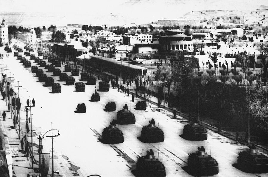 Đoàn dài phương tiện cơ giới của Liên Xô duyệt binh ở thủ đô Kabul vào năm 1983. Nguồn ảnh: Theatlantic.
