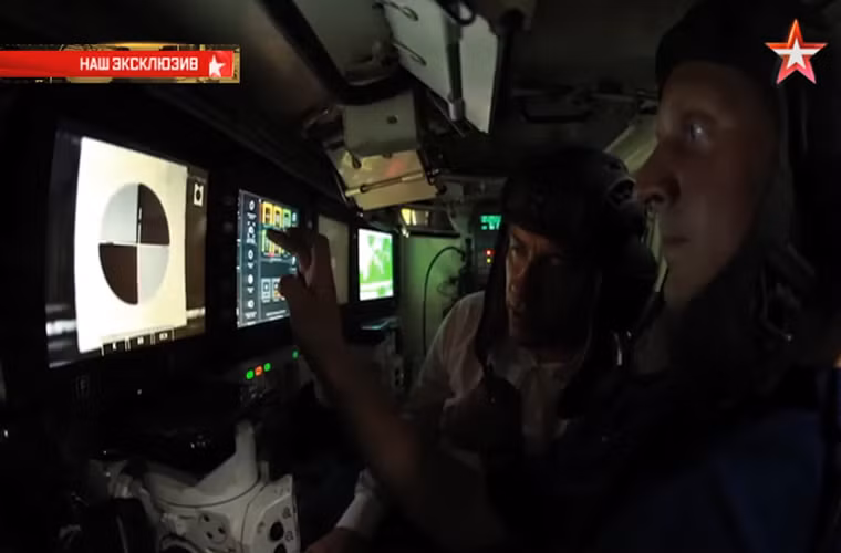 Trong ảnh là một nhân viên kỹ thuật của Uralvagonzavod sử dụng màn hình hiển thị đa năng để chuẩn bị cho loạt bắn đầu tiên của T-14 sau khi đã định vị được mục tiêu. Mẫu xe tăng này được trang bị một pháo nòng trơn 2A82-1M 125mm cùng cơ số đạn 45 viên với hệ thống tháp pháo hoàn toàn tự động.