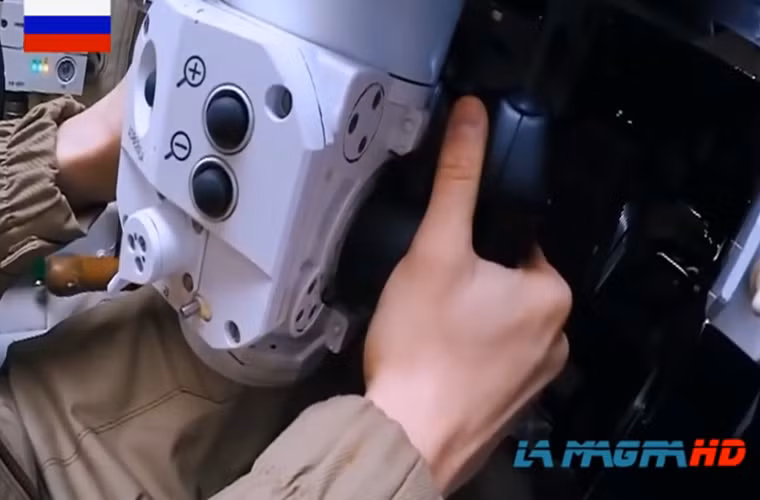 Còn đây là cần điều khiển của vũ khí của xạ thủ trên T-14, nó có thiết kế khá đơn giản và thân thiện với người sử dụng không giống như các hệ thống trên xe tăng Liên Xô trước đây.