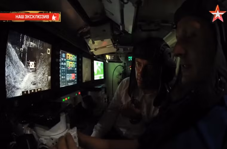 Như đã biết kíp chiến đấu của xe tăng T-14 Armata chỉ gồm 3 người với 1 chỉ huy xe, 1 xạ thủ và một lái xa, trong đó vị trí xạ thủ ở phía ngoài cùng bên trái sau đó là tới lái xe và chỉ huy xe. Khoang lái của T-14 đều được đặt phía trước nằm tách biệt hoàn toàn với tháp pháo chính.