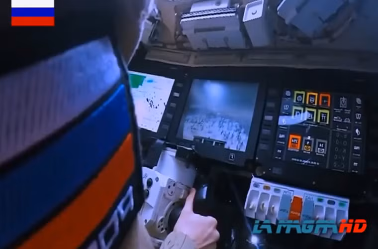 Ryabov còn cho hay, với hệ thống này các hoạt động dư thừa của chỉ huy xe lẫn xạ thủ trên T-14 sẽ được giảm thiểu ở mức tối đa và hành động duy nhất họ cần làm nhấp tay vào mục tiêu trên màn hình hiển thị và khóa nó. Mọi công việc còn lại sẽ có một hệ thống tự động lo liệu từ xác định tọa độ, khoảng cách, độ cao, các yếu tố tác động bên ngoài cho đến phát bắn đầu tiên. Trong ảnh là vị trí xạ thủ trên Armata với cụm màn hình hiển thị đa chức năng.