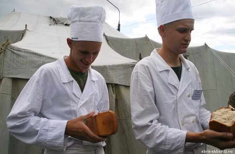 Các tân binh Nga cầm trên tay những ổ bánh mì do mình làm nên sau một ngày làm việc trong một bếp ăn quân đội. Nguồn ảnh: English Russia.