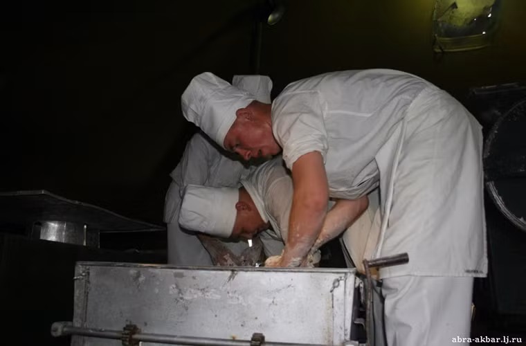 Một trong những món ăn không thể thiếu trong các bếp ăn quân đội của Nga chính là bánh mì và chúng đều do chính các anh nuôi Nga làm nên. Nguồn ảnh: English Russia.